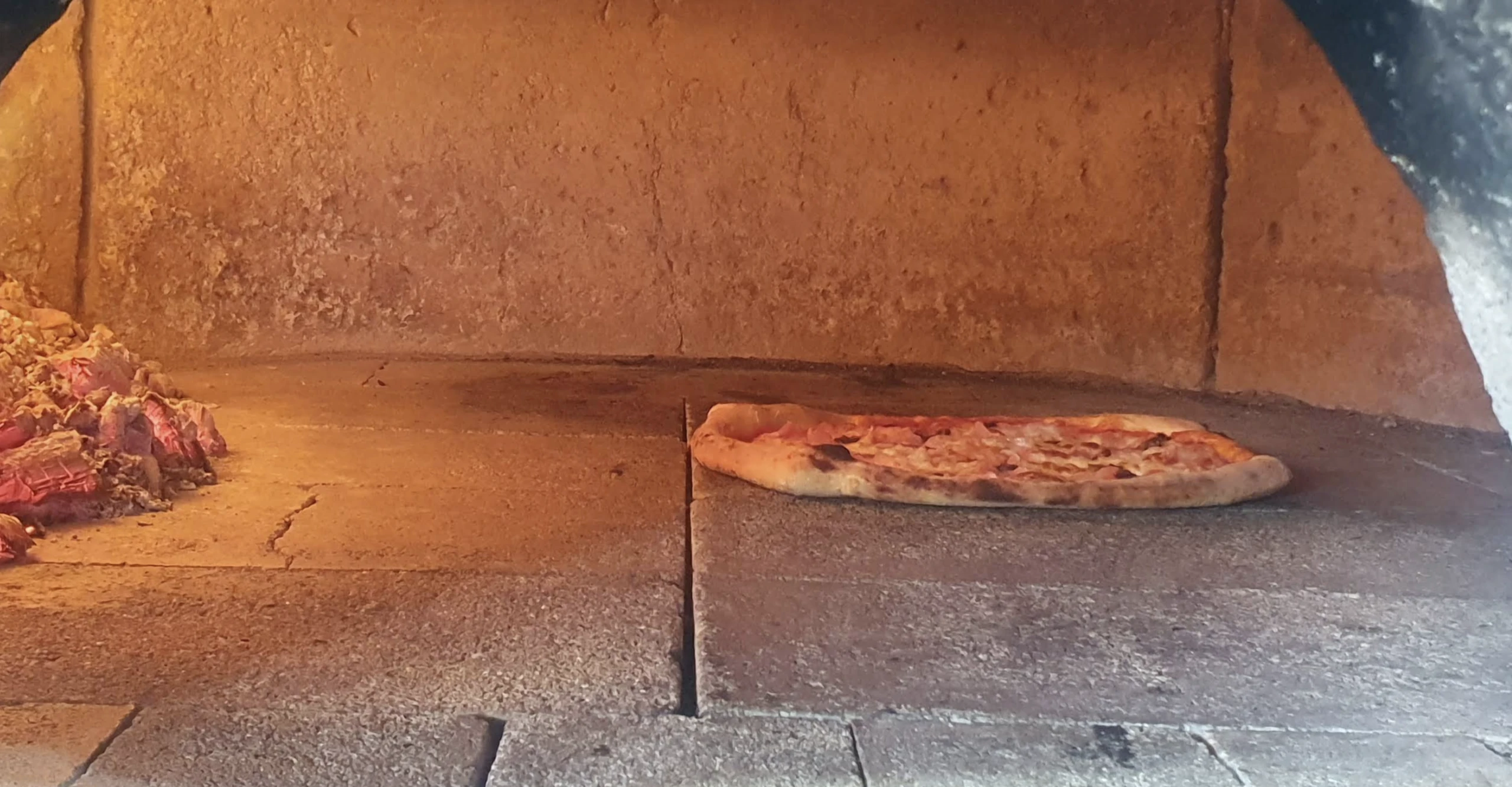 Pizza wypiekana w piecu opalanym drewnem w pizzerii Forno Vivo